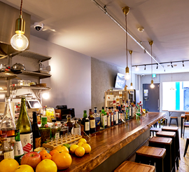 写真：レス アグリュームス エト ボヌール．レモンの至福。店内 カウンター席