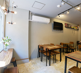 写真：ﾚｽ ｱｸﾞﾘｭｰﾑｽ ｴﾄ　ﾎﾞﾇｰﾙ．檸檬の至福。店内のテーブル席